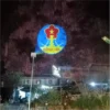 Biểu tượng ĐỒNG VĂN chiếu lên vách núi đá vào ban đêm, phía dưới là nhà dân và cột đèn đường
